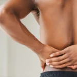 Cruralgie : causes, symptômes et traitements pour les 50 ans et +