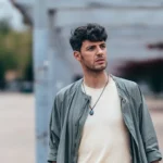 Cheveux mi-longs homme : quelle coupe choisir selon la forme de son visage ?